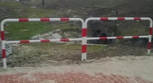 Bariera chodnikowa U-12a z porzeczką | do wkopania, wbetonowania, biało-czerwona